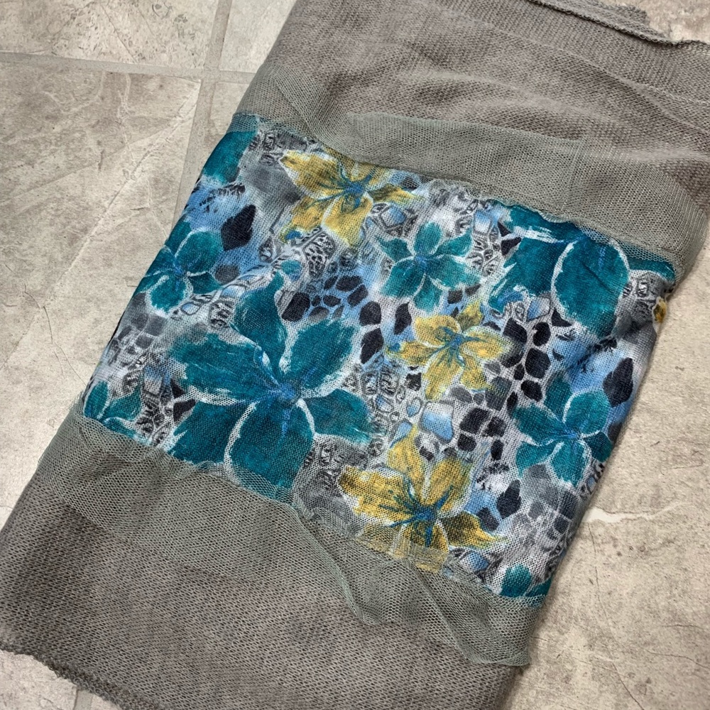 Beautiful scarf - Picture 3 of 8